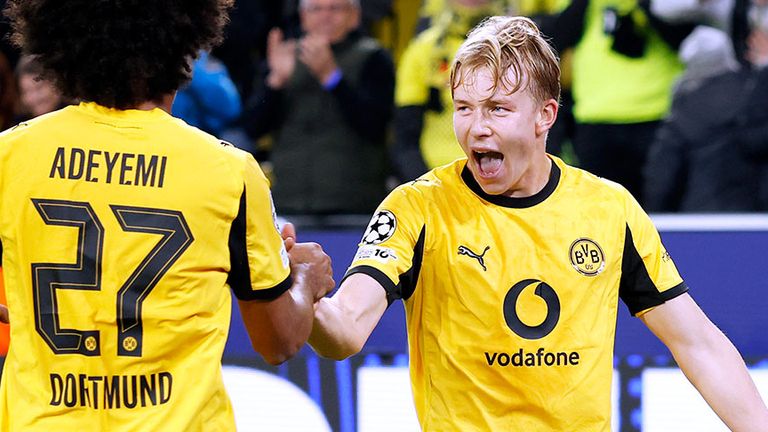 Daniel Svensson (r.) bejubelt mit BVB-Teamkollege Karim Adeyemi sein Tor.