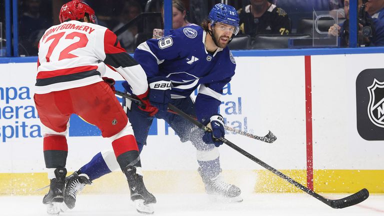 Wojciech Stachowiak (hinten) muss vorerst auf sein NHL-Debüt warten.