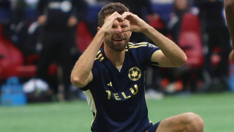 Thomas Müller sorgt auch bei einem NBA-Ausflug für gute Laune.