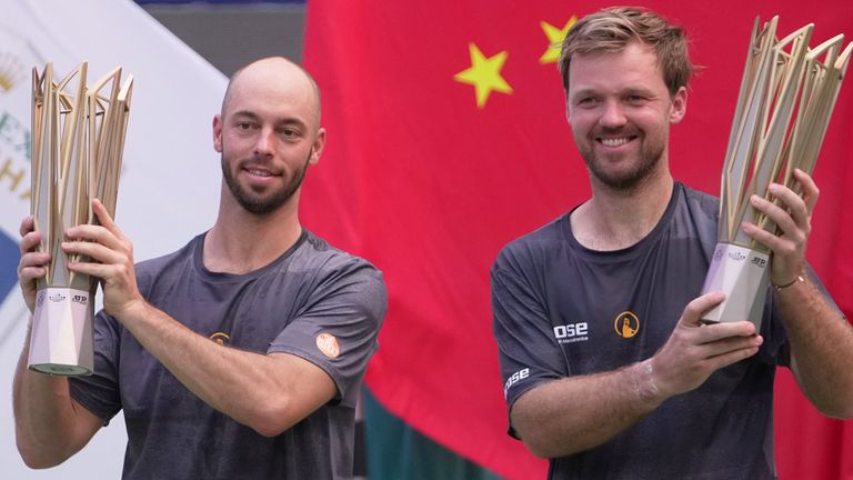 Kevin Krawietz (r.) und Tim Pütz holen den Titel in Shanghai.