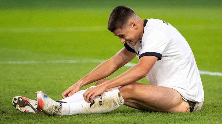 U21-Nationalstürmer Nicolo Tresoldi sitzt enttäuscht auf dem Rasen.