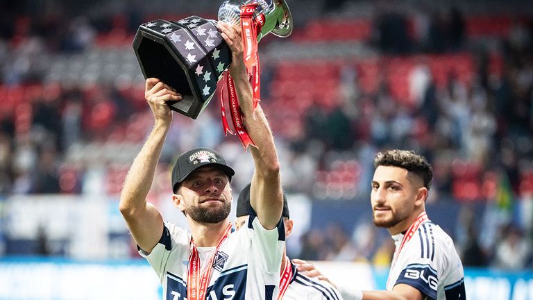 Thomas Müller stemmt den Voyageurs Cup in die Höhe.