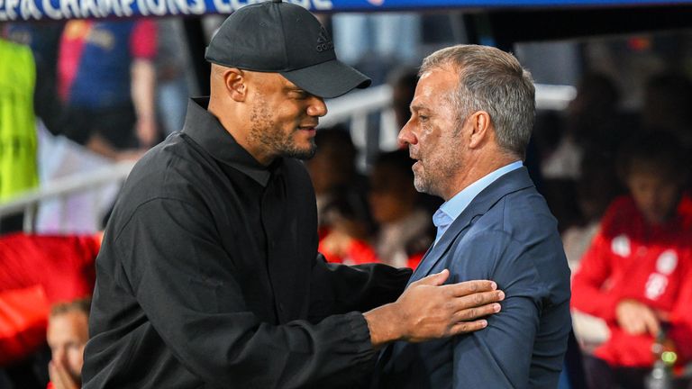 Bayern-Coach Vincent Kompany und dessen Vor-Vor-Vor-Gänger Hansi Flick (r.) duellierten sich in der vergangenen Saison in der Champions Leag