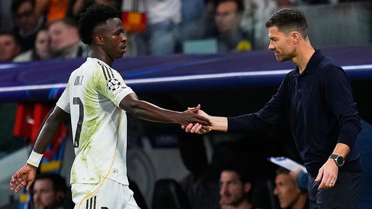 Real-Superstar Vini Jr. (l.) und Trainer Xabi Alonso geben sich die Hand.