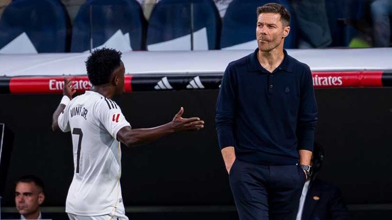 Vinicius Junior gestikuliert nach seiner Auswechslung im Clasico in Richtung von Real-Trainer Xabi Alonso.