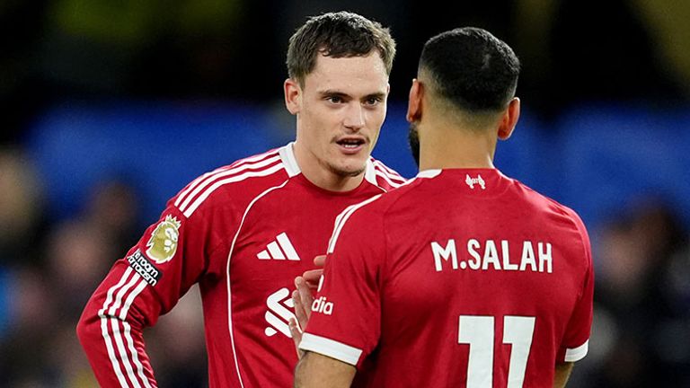 Florian Wirtz (l.) im Gespräch mit seinem Liverpool-Teamkollegen Mohamed Salah.