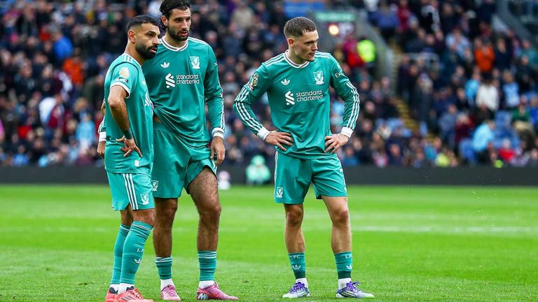 Florian Wirtz, Dominik Szoboszlai und Mo Salah (v.r.) haben zuletzt mit dem FC Liverpool drei Pflichtspiele in Folge verloren.