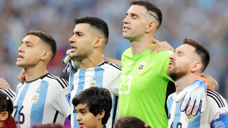 Lionel Messi und seine Teamkollegen singen die "Himno Nacional Argentino" vor dem WM-Finale 2022