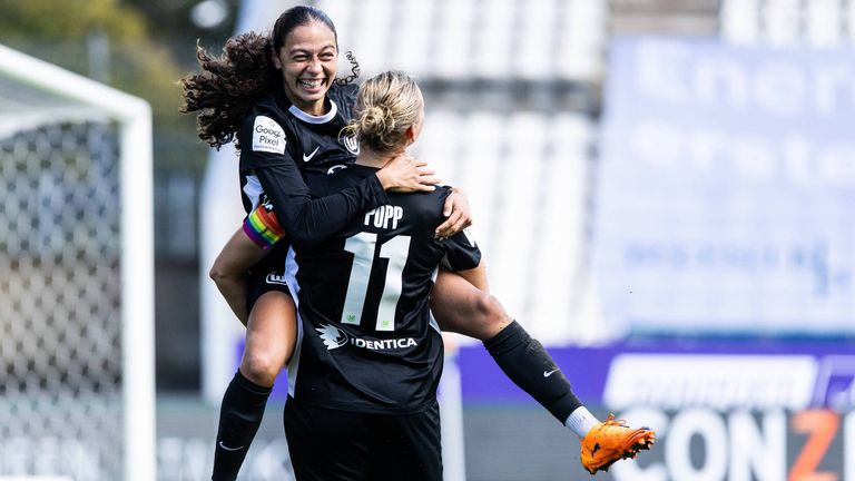 Kessya Bussy und Alexandra Popp bejubeln das zwischenzeitlich 4:0.