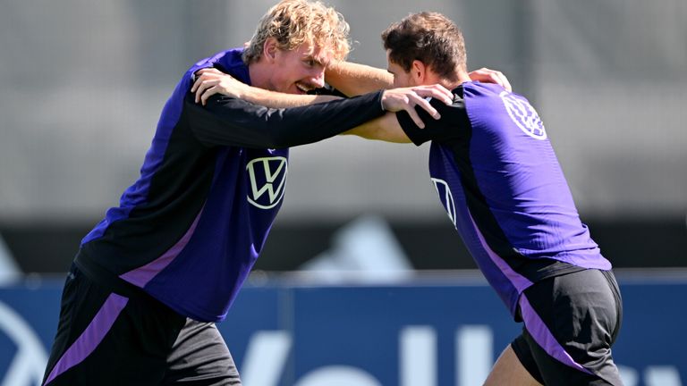 Nick Woltemade (l.) kann gegen Luxemburg spielen. 