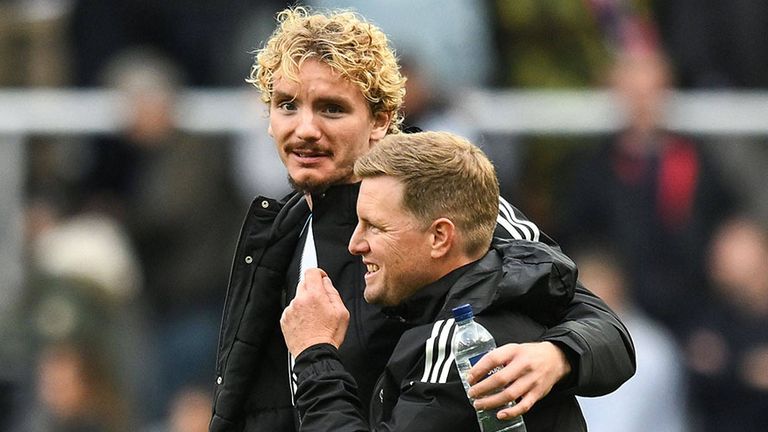 Stürmer Nick Woltemade (l.) mit Newcastle-Trainer Eddie Howe im Arm.