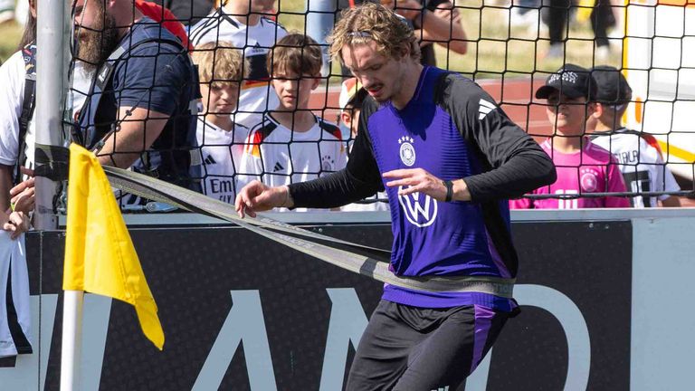 Nick Woltemade muss im Training noch alleine schuften.