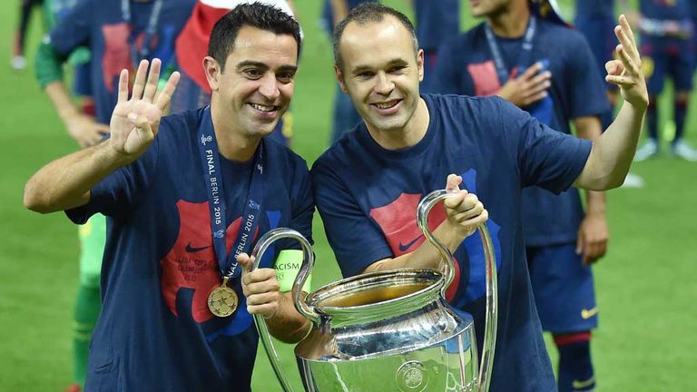 Xavi (l.) und Andres Iniesta gewannen 2006, 2009, 2011 und 2015 zusammen die Champions League mit dem FC Barcelona.