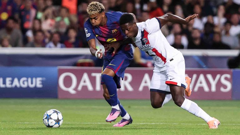 Barcelonas Lamine Yamal im Laufduell mit Neapels Nuno Mendes.