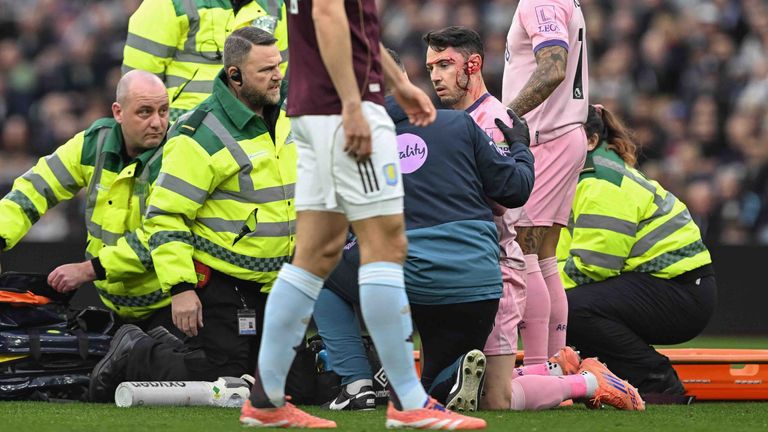 Die Bournemouth-Kollegen Tyler Adams und Adam Smith crashen zusammen - mit einem äußerst schmerzvollen und blutigen Ergebnis.