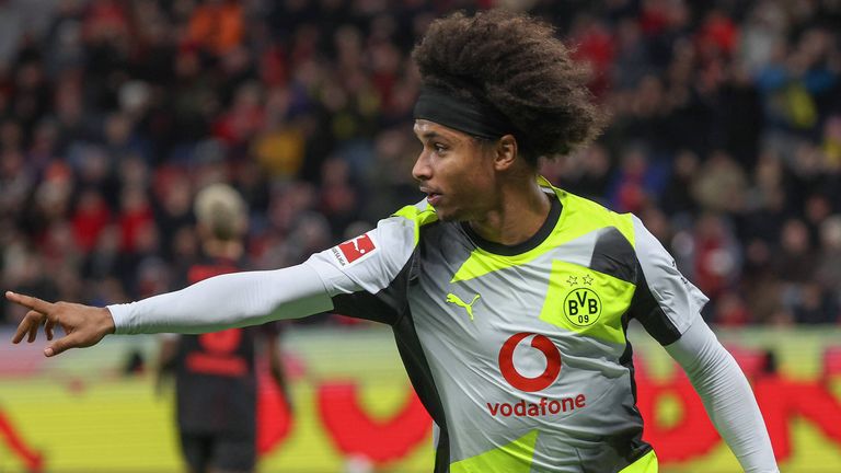 Karim Adeyemi erzielt in Leverkusen das 2:0 für den BVB.