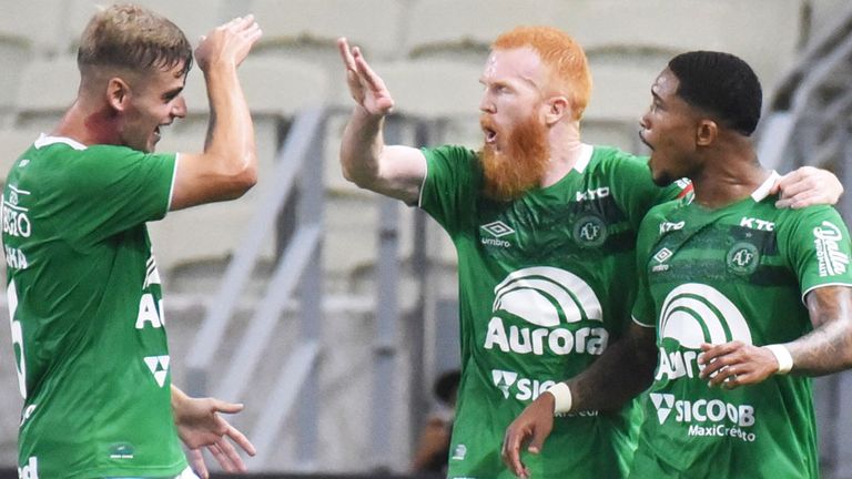 Chapecoense steigt kurz vor Jahrestag auf in die erste brasilianische Liga.