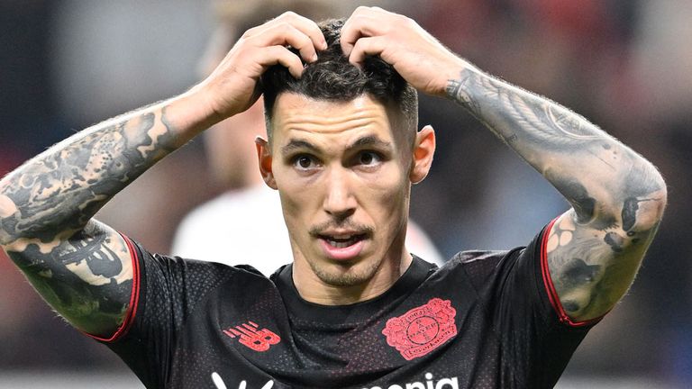 Alejandro Grimaldo droht Ausfall für Bayer Leverkusen.