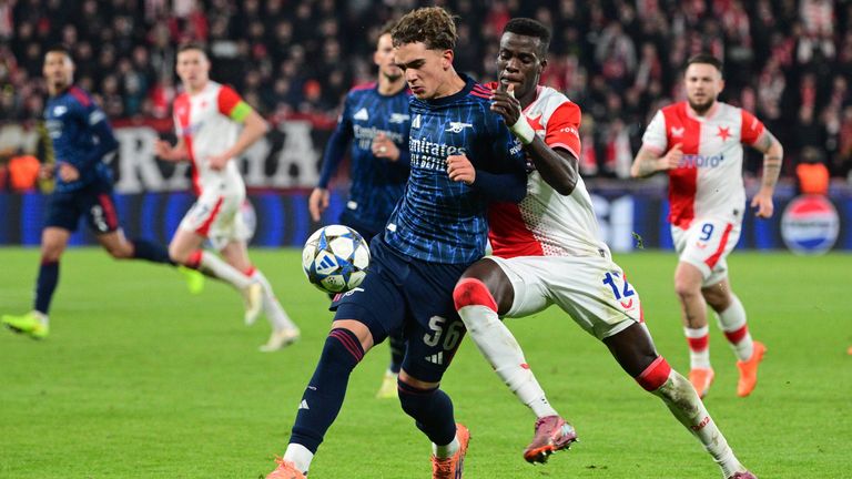 Alex Dowman (l.) wird für den FC Arsenal zum jüngsten Spieler der Champions-League-Geschichte.