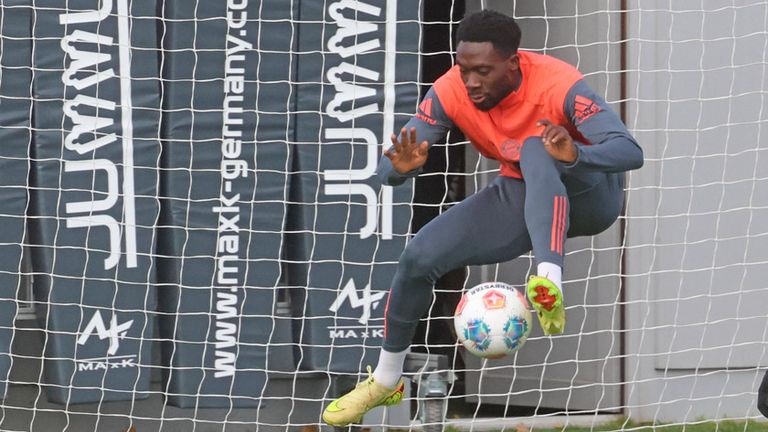Alphonso Davies ist nach einer monatelangen Pause aufgrund eines Kreuzbandrisses wieder ins Mannschaftstraining beim FC Bayern eingestiegen.