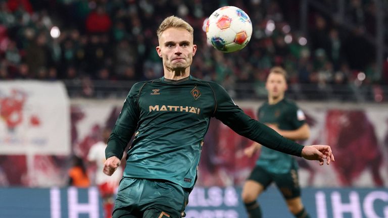 Amos Pieper verlängert seinen Vertrag beim SV Werder Bremen. 