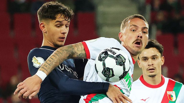 Philip Tietz (r.) steht beim FC Augsburg noch bis 2027 unter Vertrag.