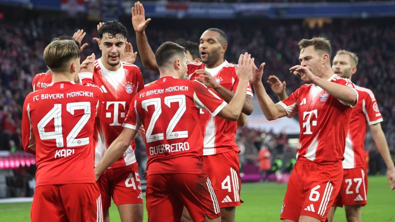 Der FC Bayern bejubelt den Treffer von Raphael Guerreiro.