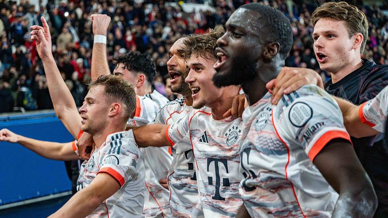Die Spieler des FC Bayern feiern ausgelassen mit den Fans nach dem Sieg über PSG.