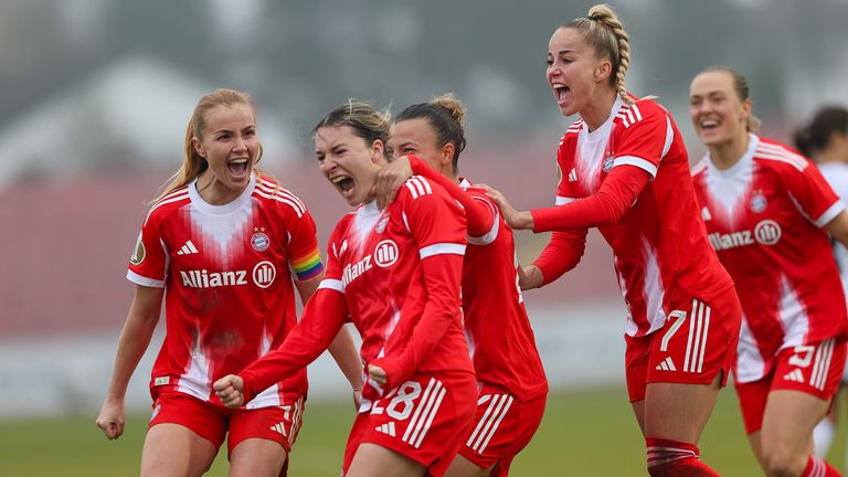 Jubel der FCB-Spielerinnen zum Tor zum 0:1 durch Barbara Dunst.