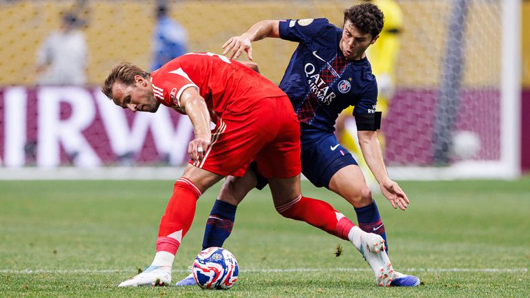 Harry Kane (l.) und der FC Bayern treffen in der Champions League auf den Titelverteidiger Paris Saint-Germain.