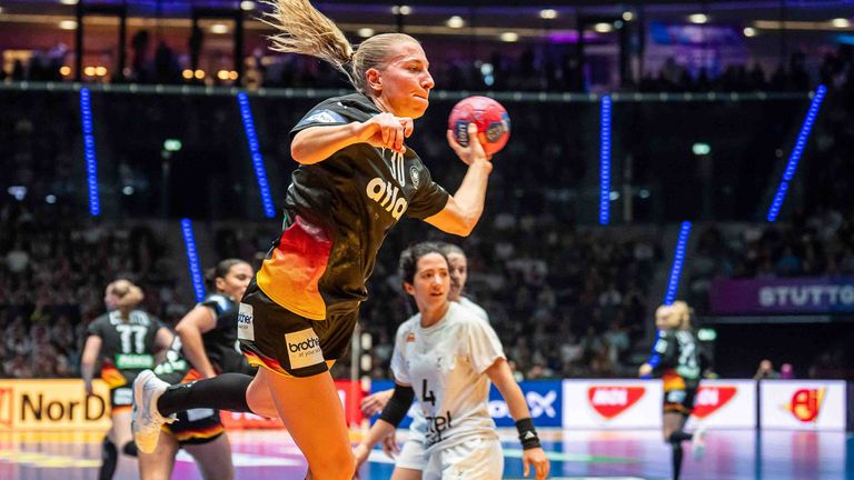 Jenny Behrend setzt gegen Uruguay zum Wurf an.