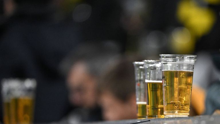 Der BVB erklärt in einer Doku, wie viel Bier im Signal Iduna Park konsumiert wird. 
