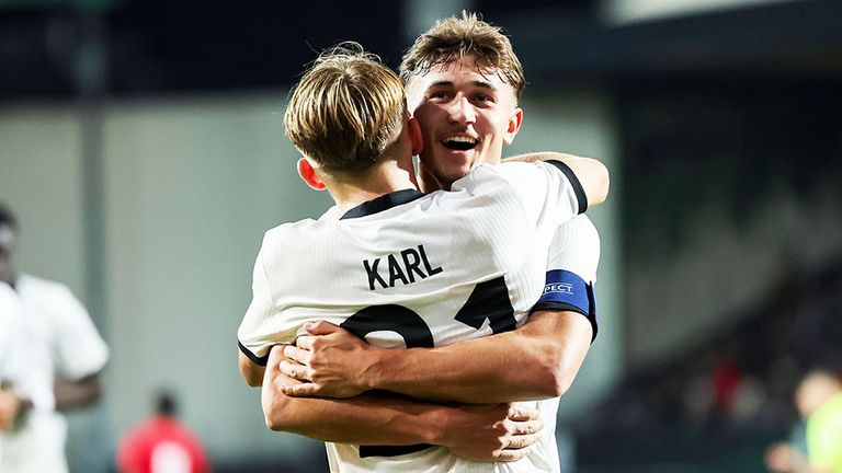 Die Bayern-Jungstars Tom Bischof (r.) und Lennart Karl jubeln für die DFB-U21.