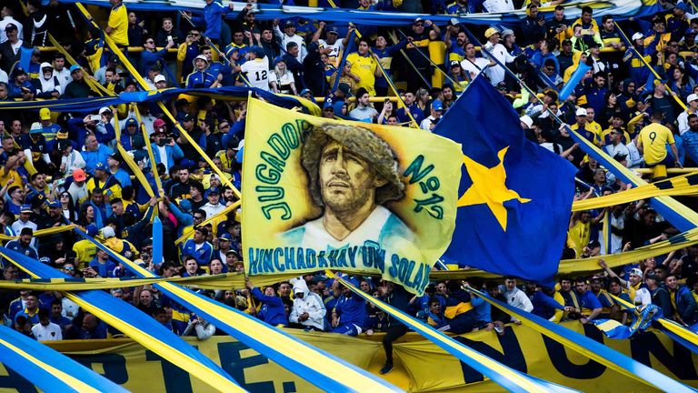 Die Fans von Boca Juniors huldigen ihren berühmtesten Spieler, Diego Maradona, im Alberto J. Armando La Bombonera.