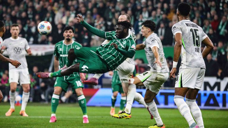 Wilde Schlussphase in Bremen: Den Siegtreffer von Samuel Mbangula legt Victor Boniface kurios vor.