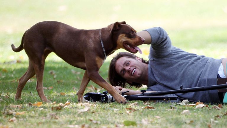 Tom Brady im Jahr 2011 bei einem Werbedreh mit seiner damaligen Hündin Lua.