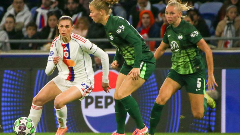 Jule Brand (l.) siegt beim Wiedersehen mit dem VfL Wolfsburg. 