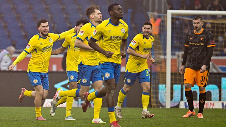 Eintracht Braunschweig besieht den 1. FC Kaiserslautern.