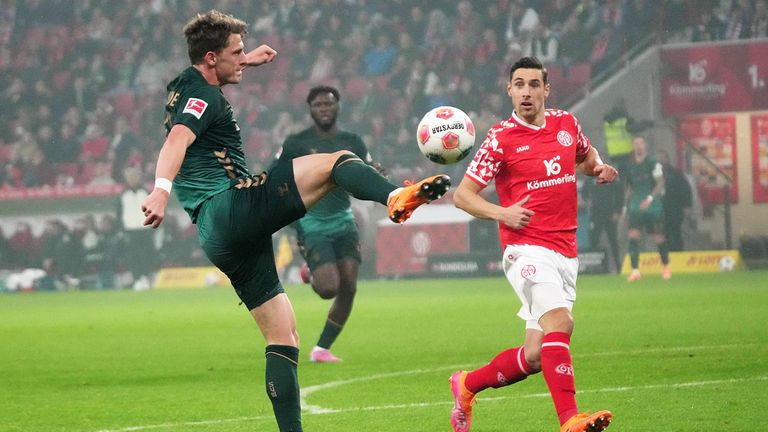 Jens Stage (l.) rettet Werder Bremen einen Punkt beim Gastspiel in Mainz.