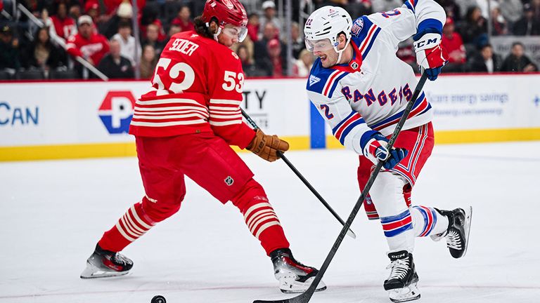 Rangers-Center Jonny Brodzinski (r.) spielt Moritz Seider von den Detroit Red Wings aus.