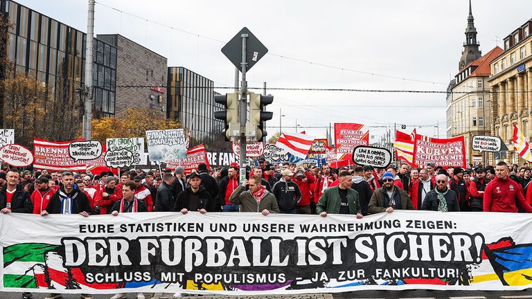 Am Sonntag demonstrierten tausende Fußball-Fans gegen die Pläne der Innenminister-Konferenz.