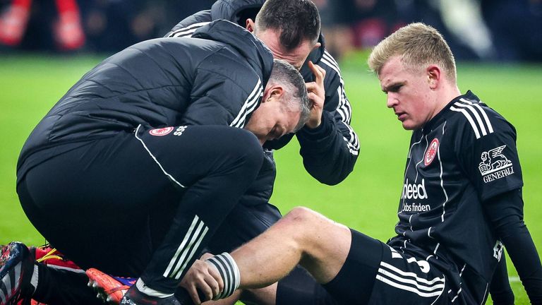 Jonathan Burkardt musste beim Spiel von Eintracht Frankfurt verletzt ausgewechselt werden.