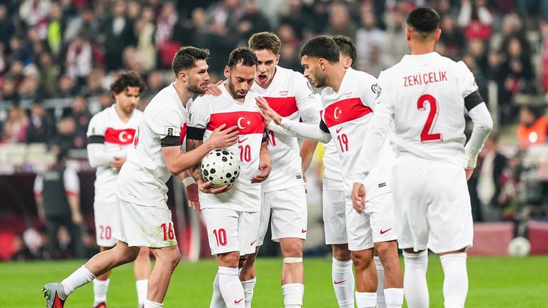 Die Türkei um Hakan Calhanoglu (M.) kämpft in den Playoffs um ein Ticket für die WM 2026.