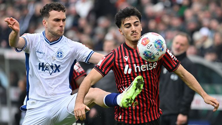 Husseyn Chakroun (r.) von Hannover 96 im Duell mit Sergio Lopez vom SV Darmstadt 98.