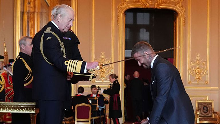 König Charles III. (l.) schlägt Ex-Profi Sir David Beckham zum Ritter.