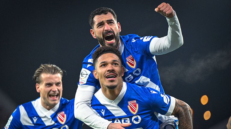 Tolcay Cigerci (oben) und Justin Butler jubeln nach einem Tor für Energie Cottbus.