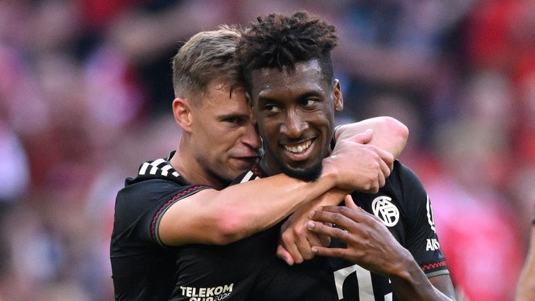 Der FC Bayern verabschiedet beim Heimspiel gegen St. Pauli Kingsley Coman (r.).