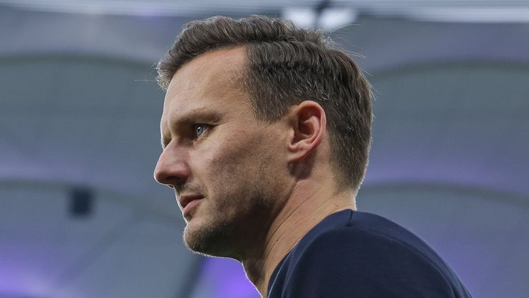 Der HSV bindet Sportdirektor Claus Costa.