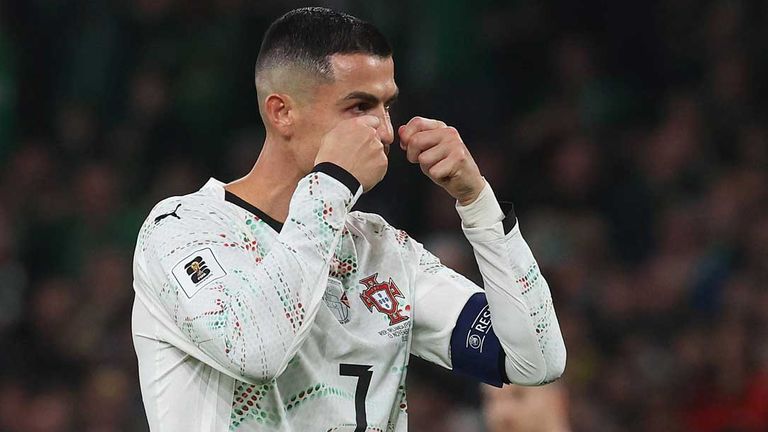 Cristiano Ronaldo verlässt nach seinem Platzverweis im Spiel gegen Irland den Platz.