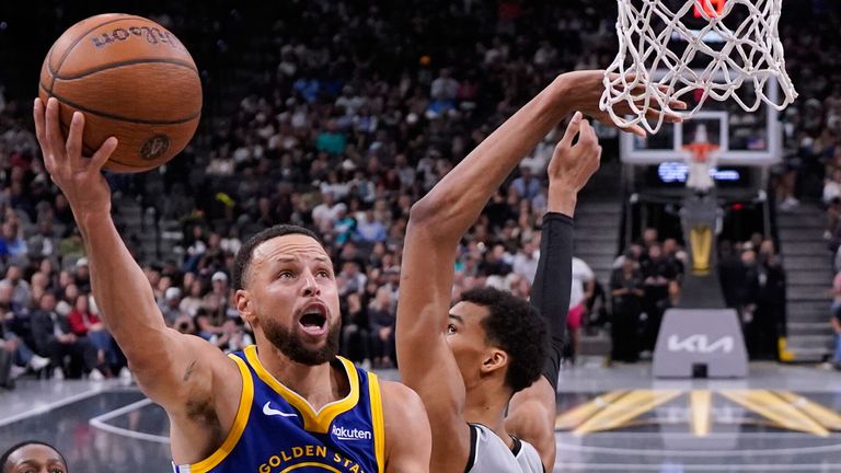 Stephen Curry zieht gegen Victor Wembanyama zum Korb. 